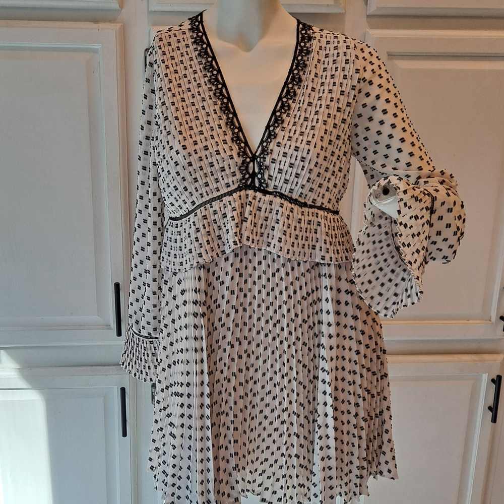 Chelsea & Violet Black/ Cream Long Sleeve Mini Dress W/lace & Peplum
